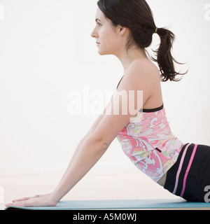 Frau Yoga zu praktizieren Stockfoto