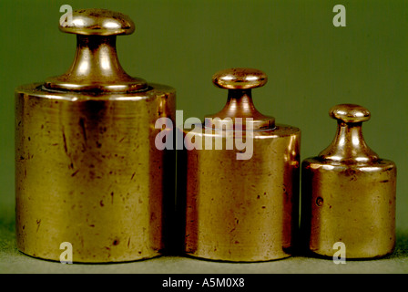 Drei französische Kupfer Waage Gewichte ausgerichtet Stockfoto