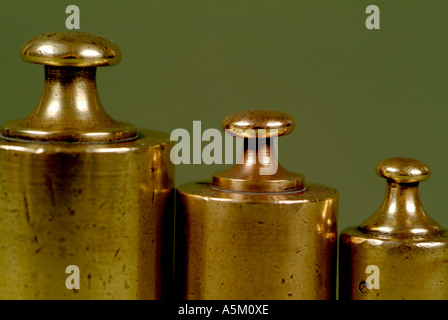 Drei französische Kupfer Waage Gewichte in einer Reihe. Stockfoto