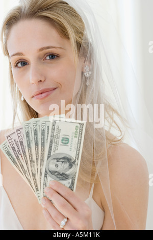 Porträt der Braut hält Geld Stockfoto
