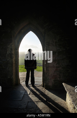 In der Tür zum Ruin der s St. Michael Kirche in Glastonbury Tor Somerset England herausfinden Stockfoto