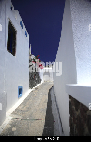 Griechischen Pfad schlängelt sich durch die Straßen von Oia Santorini Stockfoto