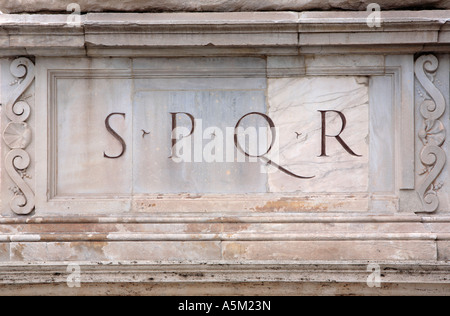 SPQR Inschrift Initialen für die Phrase Senatus Populusque Romanus bedeutet den Senat und Volk von Rom Italien Stockfoto