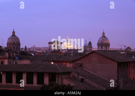 Rom-Skyline in der Abenddämmerung mit der Kuppel oder Kuppel von St. Peter s Flutlicht Basilika im Zentrum Rom Italien Stockfoto