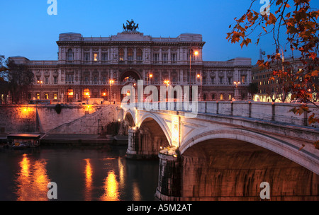 Der Palazzo di Giustizia und der Ponte Umberto I über den Tiber Fluss Rom Italien Stockfoto