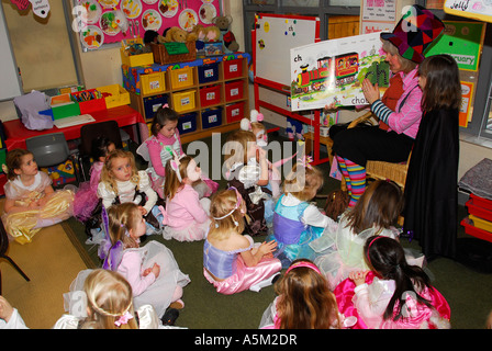 Kindergarten Klasse während der Buchwoche Surbiton UK Stockfoto