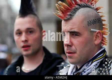 Porträt von 2 Punks, Westminster, London, UK. Stockfoto