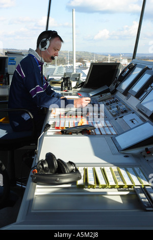 Fluglotsen bei der Arbeit in einem FlughafenKontrollturm Stockfoto