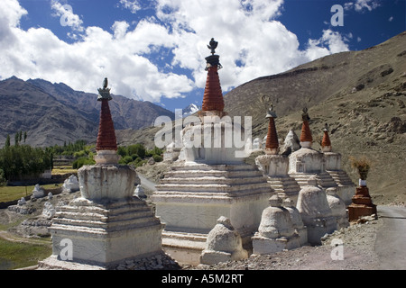 Stupas in der Nähe von Palazzo Stok in Leh, der Hauptstadt Ladakhs. Stockfoto