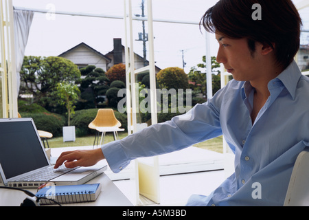 Asiatischer Mann an einem Schreibtisch arbeiten Stockfoto