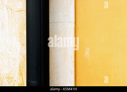 Abstrakte Wand mit crossing schwarze Fallrohr Stockfoto