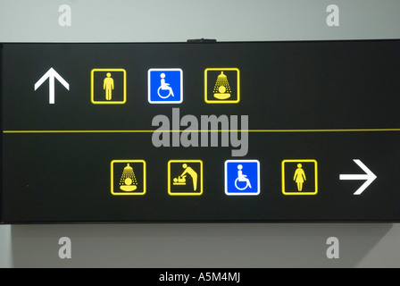 Eine Sammlung von internationalen Symbole auf einem Schild am Flughafen Stockfoto