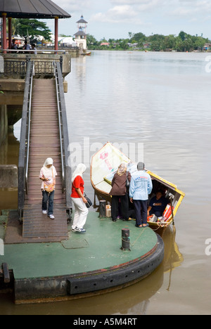 Eine Fähre über den Fluss Sarawak Kuching Stockfoto