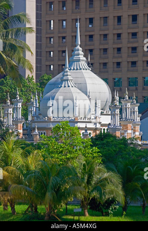 Am Zusammenfluss von dem Klang und Gombak Flüsse im Herzen der Stadt ist die Masjid Jamek Moschee in Kuala Lumpur Stockfoto