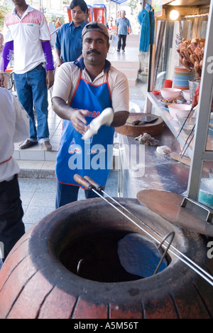 Ein indischer Koch machen Naan-Brot in einem Tandoori Ofen in Tanah Rata in den Cameron Highlands, Malaysia Stockfoto