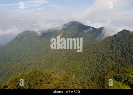 Die Ansicht von Nebel bedeckt Berge vom höchsten Punkt der Cameron Highlands Mount Brinchang 2031 Meter über dem Meeresspiegel Stockfoto