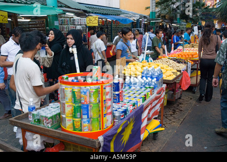 Trinken Sie Früchte und Lebensmittel Ständen aus Petaling Street Market in zentralen Kuala Lumpur Malaysia Stockfoto