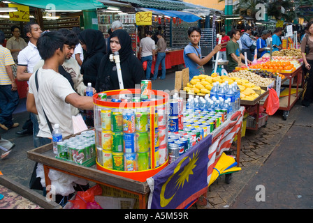 Trinken Sie Früchte und Lebensmittel Ständen aus Petaling Street Market in zentralen Kuala Lumpur Malaysia Stockfoto