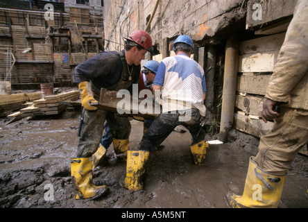 Arbeiter Traggerüst benachbarten Stiftung vor Gießen Neugründung nach dem Zufallsprinzip Haus Gebäude in New York City. Stockfoto