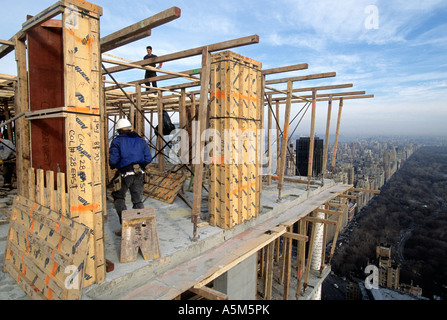 Tischler bauen Rahmen für Böden in Stahlbeton-Konstruktion in New York City Stockfoto