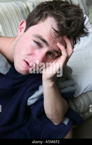 Junge Studentin erwacht mit Kater im Raum in College Brüderlichkeit Haus Stockfoto