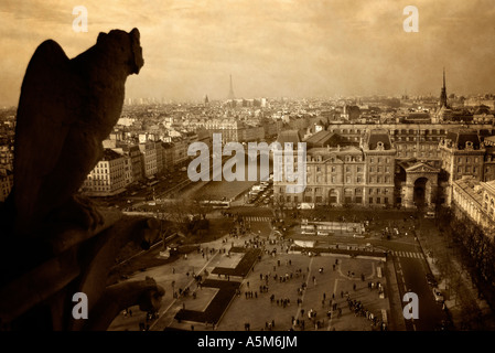 Ein Vintage Blick auf die Skyline von Paris aus dem oberen Turm der Kathedrale Notre-Dame. Stockfoto