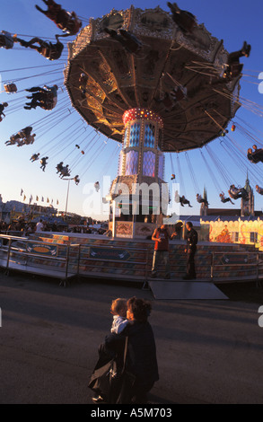 Mutter und Kind vor einem Kettenkarussell Oktoberfest 2003 Bayern München Stockfoto