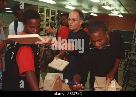 Lehrer arbeitet mit Studenten in Holz-Shop Klasse an einer innerstädtischen High School in Detroit Michigan Stockfoto