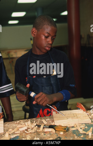 Freshman Student arbeitet im Holz Shop an einem Detroit Michigan innerstädtischen Gymnasium Stockfoto