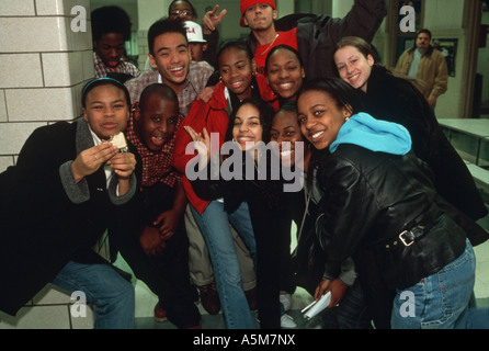 Studenten posieren für ein Foto in der Kantine an einem öffentlichen Gymnasium von New York City Stockfoto