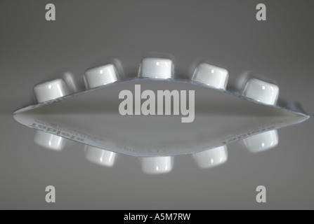 Paket von Tabletten auf eine reflektierende Unterlage Stockfoto