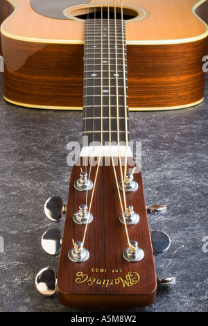 Nahaufnahme von einem Martin D28-Akustik-Gitarre zeigt der Kopf Tuner Hals und Körper Stockfoto