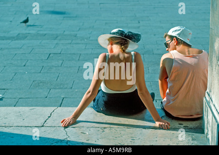 Venedig, Italien, Street Scene, touristische Paar hinten sitzen auf "San Marco" Detail schwere Paar Mann Frau außerhalb Jugend Speicher Stockfoto