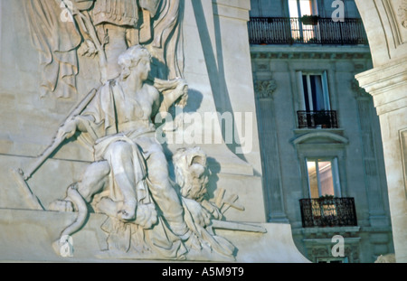 Paris Frankreich, Nahaufnahme, öffentliche Kunst, 'Porte Saint Denis' am 'Boulevard St Denis' bei Nacht, Detail, Skulpturenrelief Stockfoto