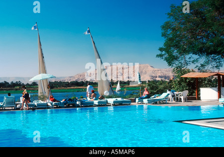 Louxor Egypt, General View Touristen im Luxury Hotel 'Bella Donna Hotel' mit Segelbooten auf dem 'Nil' hinten, Swimmingpool Terrasse Garten Stockfoto