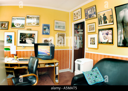 Innen renoviertes Wohnzimmer, Home Office, in Cooperative Apartment, Wohnung 'vor Renovierungsarbeiten' (siehe Bild BNGT4X für nachfolgende) gemeinschaftlich genutzte Wohnung eng Stockfoto