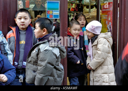 Paris Frankreich, kleine chinesische französische Kinder feiern das „Chinesische Neujahr“ auf dem Straßenfest vor dem Familienporträt Stockfoto