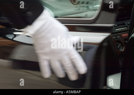 Hand tragen formalen weißen Handschuh Autotür öffnen. Fünf-Sterne-Luxus. Service. Stockfoto