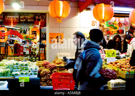 Paris France Chinesischer Supermarkt außerhalb von Chinatown 'The Big Store' 'beleuchtet' Nachtmenschen Shopping Front, Multi Ethno-Shop Street Food, Stockfoto