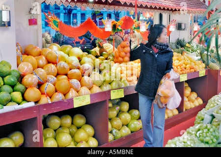 Paris Frankreich, Chinesischer Supermarkt, in Chinatown 'The Big Store' Chinesischer Shopper in exotischen frischen Früchten, Lebensmittelgeschäft, Immigranten, Stockfoto