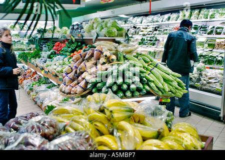 Paris Frankreich, Chinesischer Supermarkt in Chinatown 'The Big Store' in der Gemüseabteilung mit Female Shopping, Lebensmittelgeschäft in der Nachbarschaft, Plastik Stockfoto