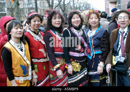 Paris Frankreich, Gruppenportrait Französische chinesische Frauen, Posen, Chinesisches Neujahrsfest Fotos auf dem Straßenfest im Kleid der Ureinwohner, Migrantinnen, Ethnie Stockfoto