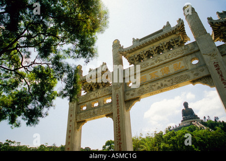Torbogen am Po Lin Monastery auf Lantau Insel Hong Kong Stockfoto