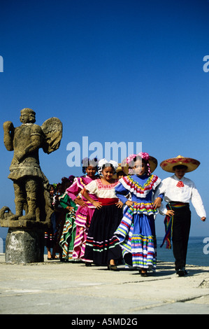 Kinder in traditionellem folkloristischen Tanzkostüme an El Malecon Strandpromenade in Puerto Vallarta Mexiko Stockfoto