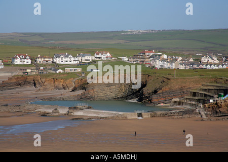 Bude, Cornwall, Meer und Strand mit frischem Meerwasser tidal Pool. Stockfoto