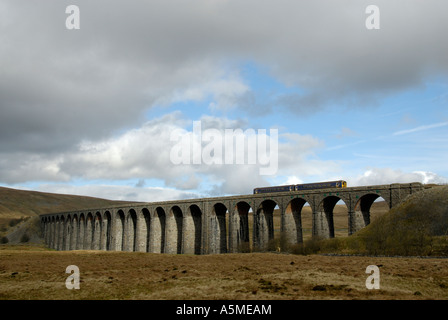 Personenzug Ribblehead-Viadukt überquert. Leeds-Settle-Carlisle Railway. Batty Moss, Yorkshire Dales National Park, England. Stockfoto