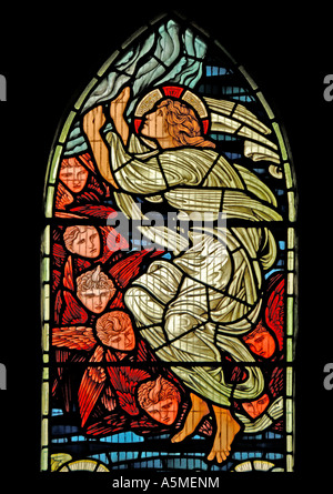 Engel mit Putten. Nord-Fenster in Jesus Church, Troutbeck, Cumbria, England, Grossbritannien, Europa. Stockfoto