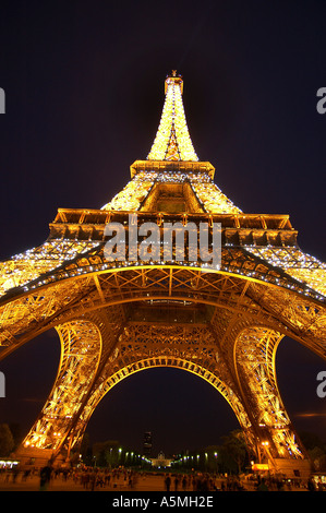 Eiffelturm beleuchtet durch warmes Licht Paris Frankreich Europa Stockfoto