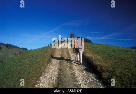 Frau Wandern auf Schotterstraße auf Bergrücken Mount Napf Schweiz Stockfoto