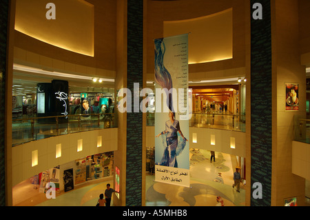 RAJ98811 moderne glitzernde goldene Farbe Geschäfte Vereinigte Arabische Emirate Middle East in Dubai Shopping Center Stockfoto